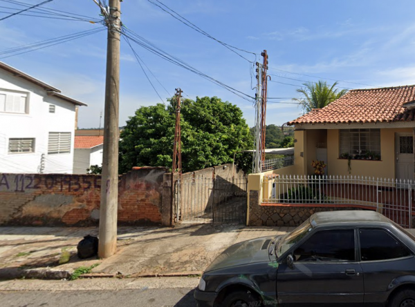 Terreno 673,m² | 185,43m² de área construída | São João da Boa Vista