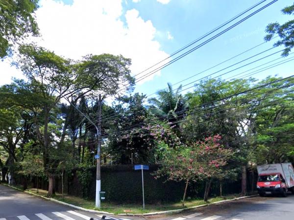 Terreno com área de 2.500m² com casa alto padrão  | Brooklin Paulista